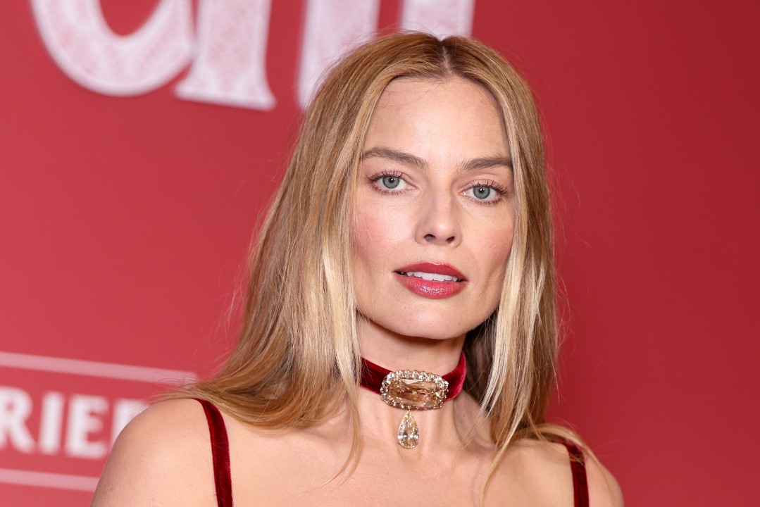 <p>Марго Роби привлече всички погледи с масивна диамантена огърлица, оценена на над 100 карата, по време на премиерата на &bdquo;Брулени хълмове&ldquo; в Париж.</p>