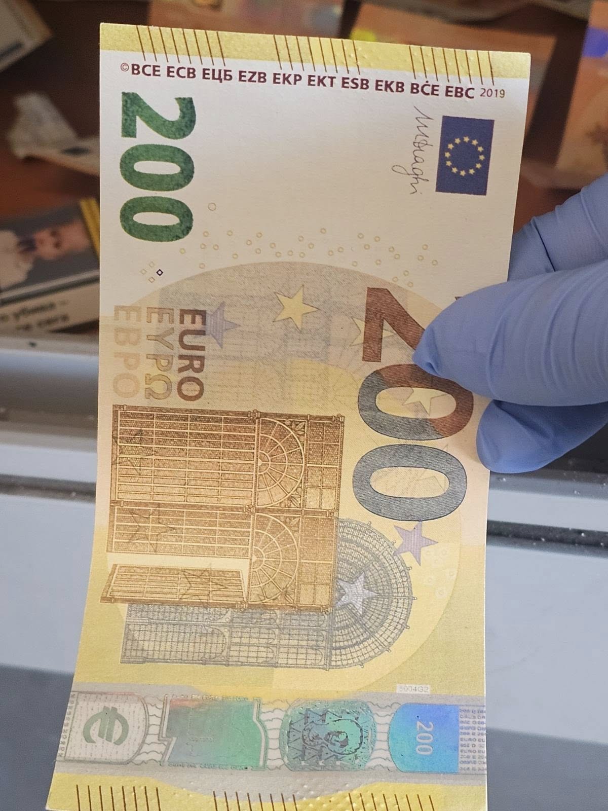 Разбиха канал за внос на фалшиви евро с високо качество