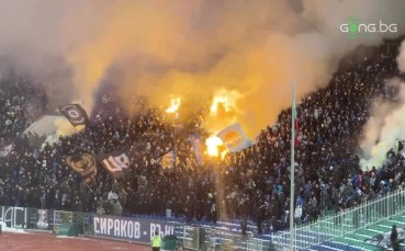 Феновете на Левски запалиха мощни факли на „Васил Левски“