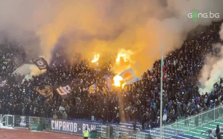 Феновете на Левски запалиха мощни факли на „Васил Левски“