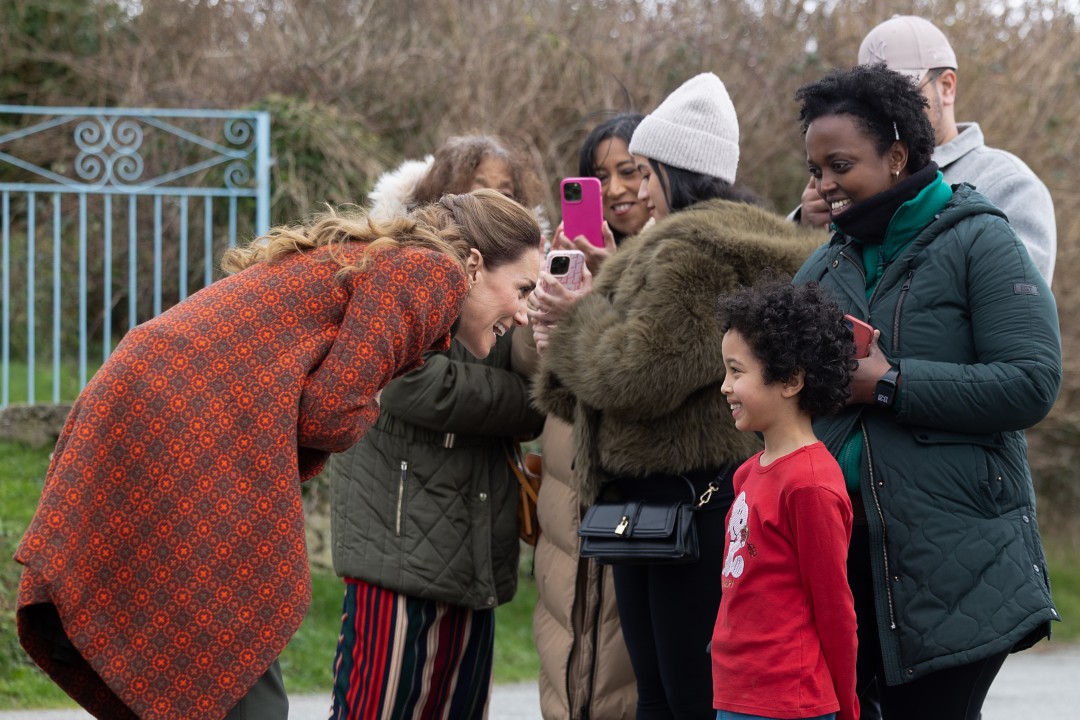 <p>Кейт Мидълтън впечатли с ефектно уелско палто със символично значение по време на визита в историческа фабрика в Пембрукшир, подчертавайки личната си връзка с текстилното наследство и традициите на Великобритания.</p>