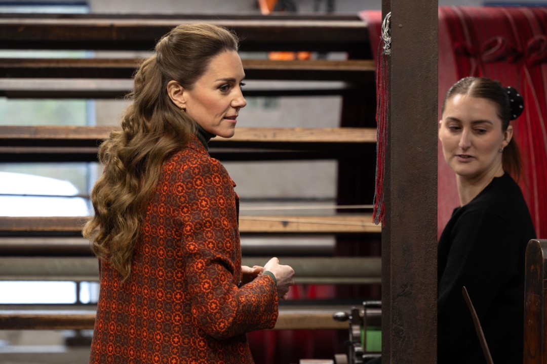 <p>Кейт Мидълтън впечатли с ефектно уелско палто със символично значение по време на визита в историческа фабрика в Пембрукшир, подчертавайки личната си връзка с текстилното наследство и традициите на Великобритания.</p>