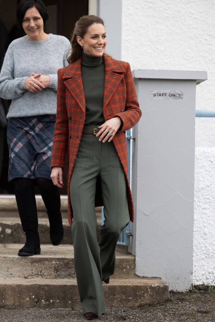 <p>Кейт Мидълтън впечатли с ефектно уелско палто със символично значение по време на визита в историческа фабрика в Пембрукшир, подчертавайки личната си връзка с текстилното наследство и традициите на Великобритания.</p>