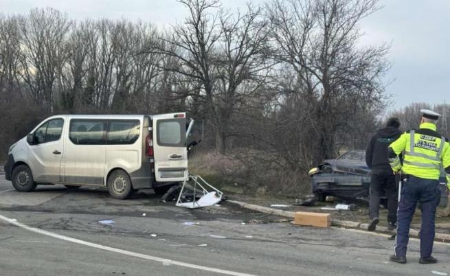 Тежка катастрофа с няколко коли и бус на АМ „Тракия“