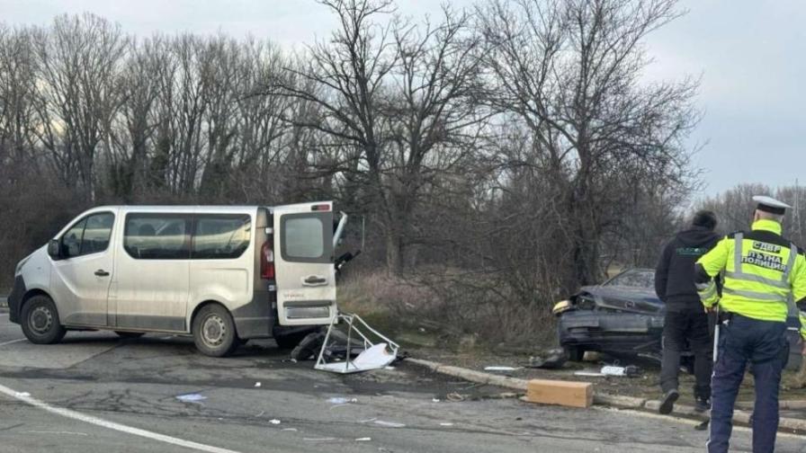 Тежка катастрофа с няколко коли и бус на АМ „Тракия“