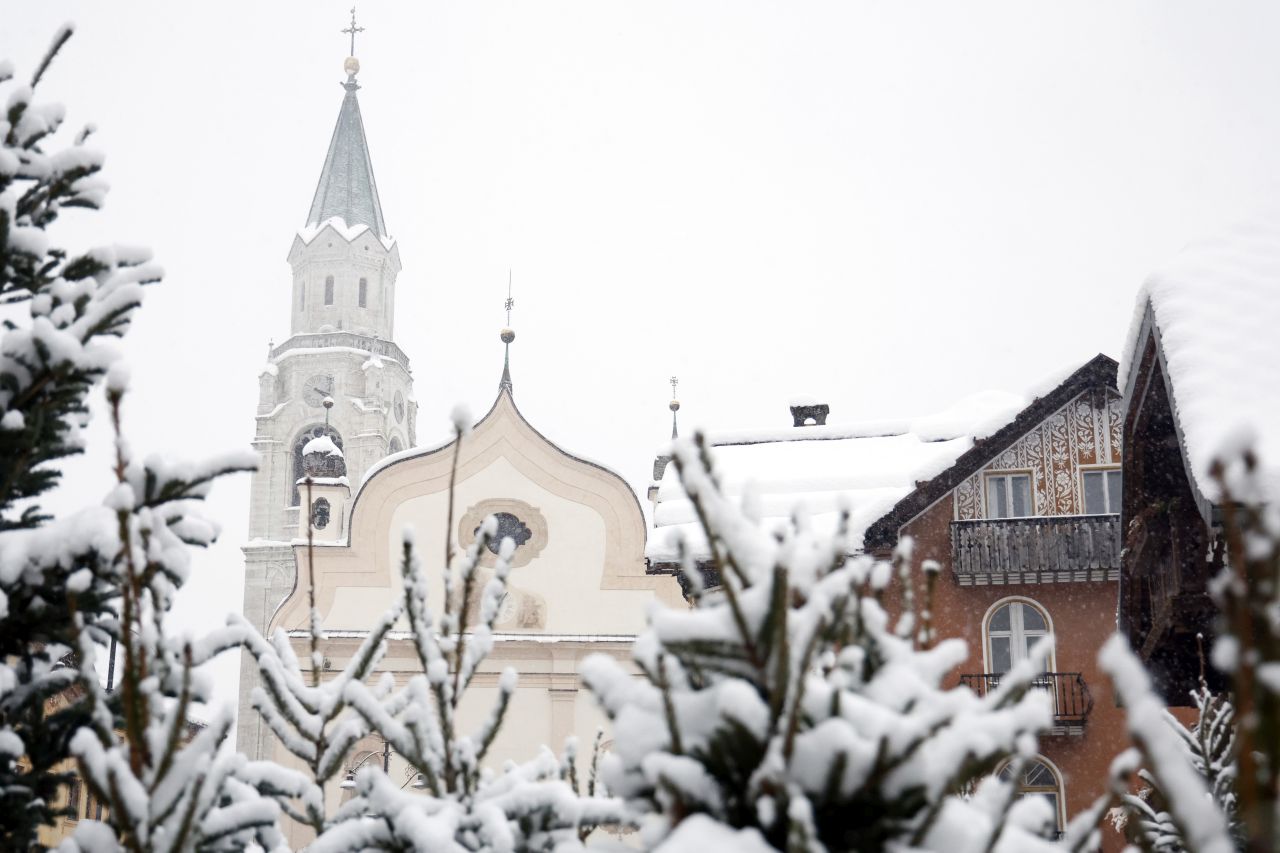 <p>Доломитите потънаха в пухкав сняг и гъста мъгла, превръщайки олимпийските писти в Кортина д"Ампецо в истинска зимна приказка само ден преди началото на Игрите.</p>