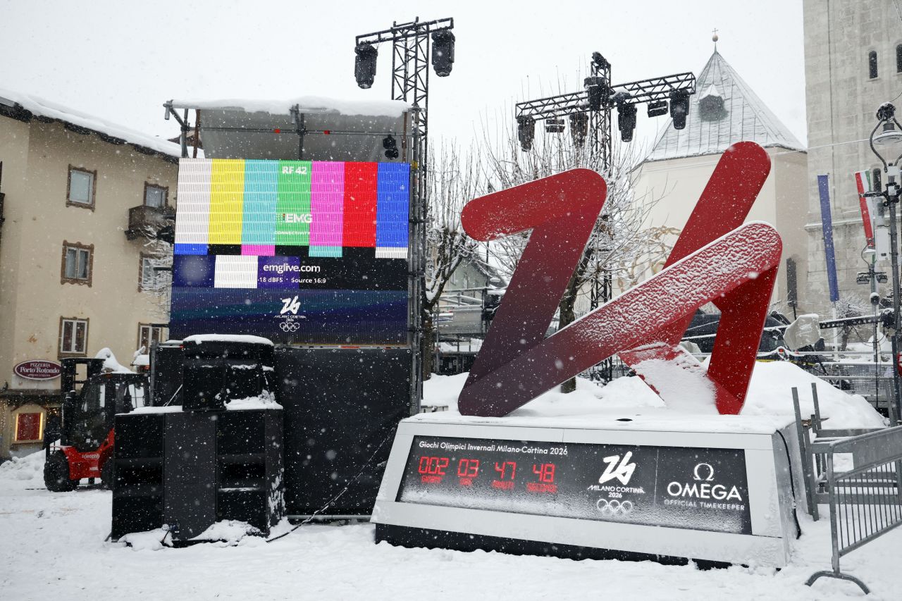 <p>Доломитите потънаха в пухкав сняг и гъста мъгла, превръщайки олимпийските писти в Кортина д"Ампецо в истинска зимна приказка само ден преди началото на Игрите.</p>