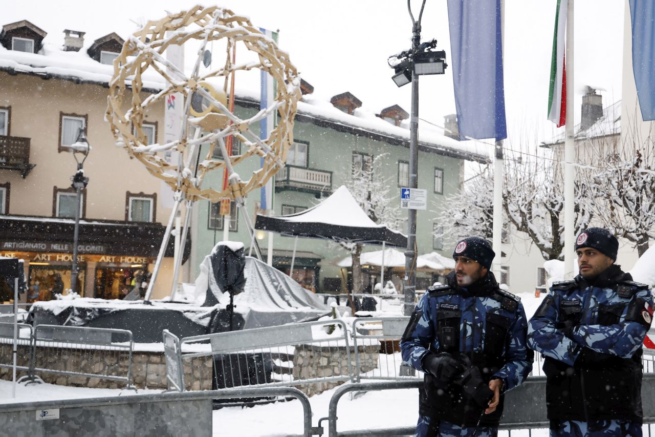 <p>Доломитите потънаха в пухкав сняг и гъста мъгла, превръщайки олимпийските писти в Кортина д"Ампецо в истинска зимна приказка само ден преди началото на Игрите.</p>
