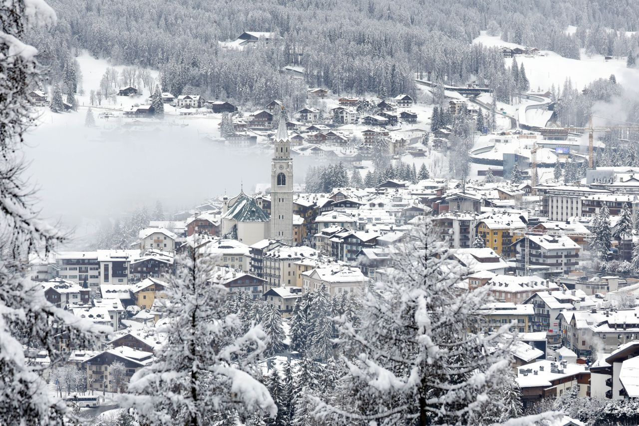 <p>Доломитите потънаха в пухкав сняг и гъста мъгла, превръщайки олимпийските писти в Кортина д"Ампецо в истинска зимна приказка само ден преди началото на Игрите.</p>