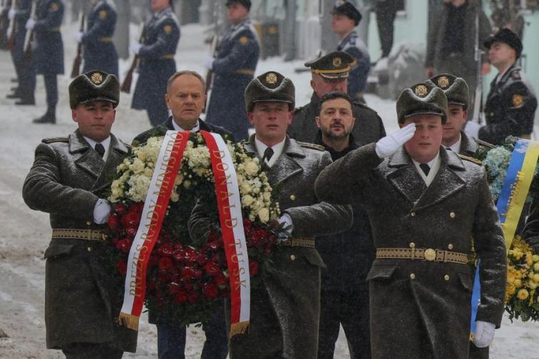 Доналд Туск и Володимир Зеленски отдават почит на загиналите за