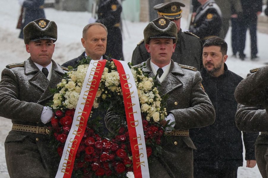 <p>Доналд Туск и Володимир Зеленски отдават почит на загиналите за Украйна в Киев.</p>