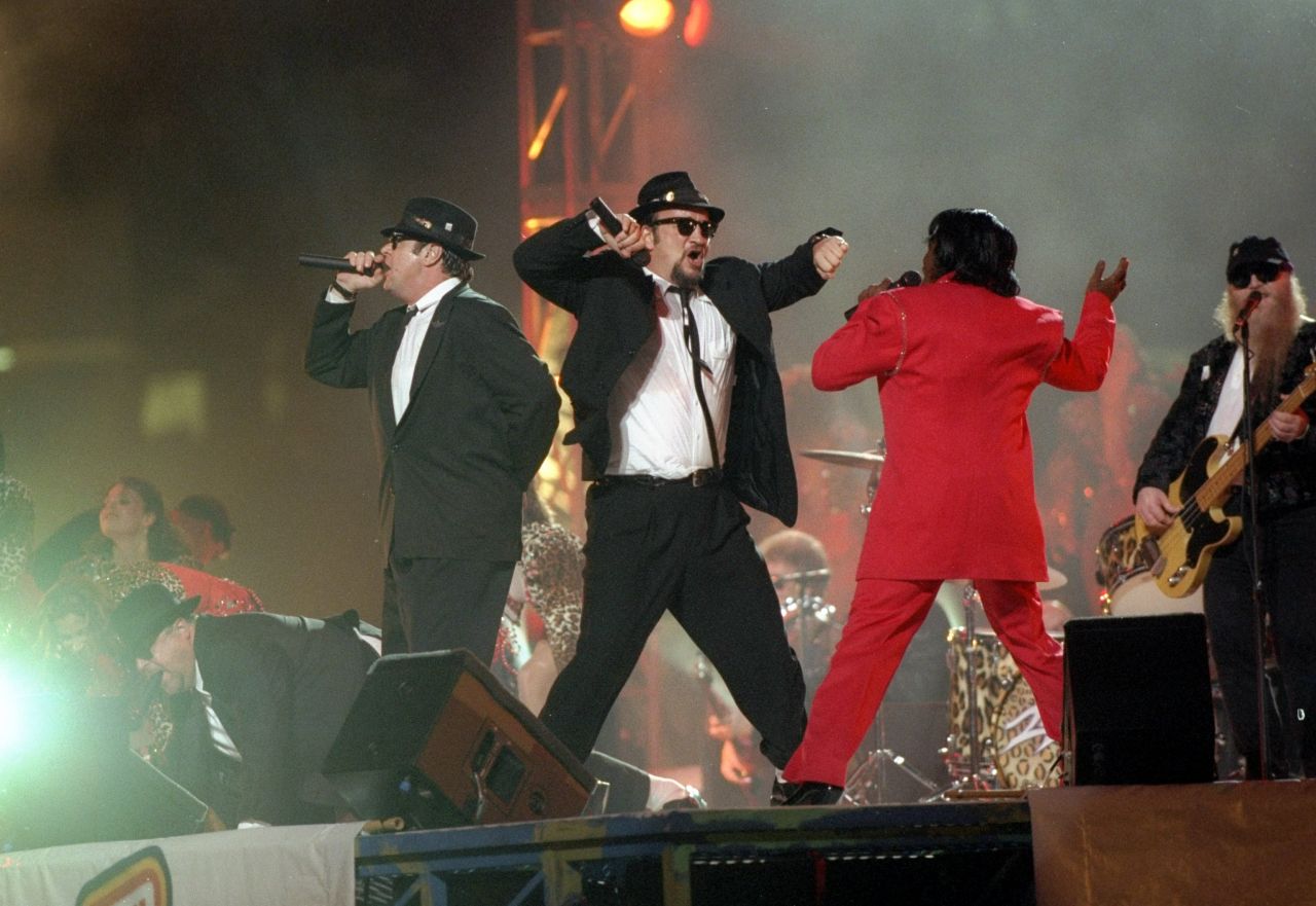 <p>Дан Акройд, Джеймс Белуши и Джеймс Браун по време на шоуто на полувремето на Super Bowl XXXI в &bdquo;Супердоум&ldquo; в Ню Орлиънс, Луизиана &ndash; 26 януари 1997 г.</p>