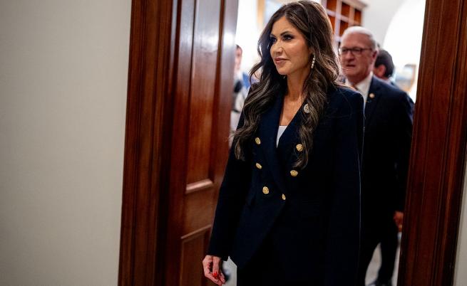 Кристи Ноем със сако с много златни копчета през 2024 г.