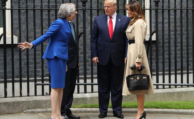 Мелания Тръмп с една от чантите си Birkin на посещение във Великобритания по време на първия мандат на съпруга ѝ