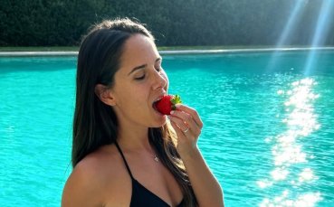 Олимпийка тренира само по сутиен и прашки (видео)