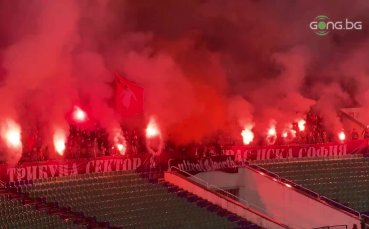 Феновете на ЦСКА запалиха факлите