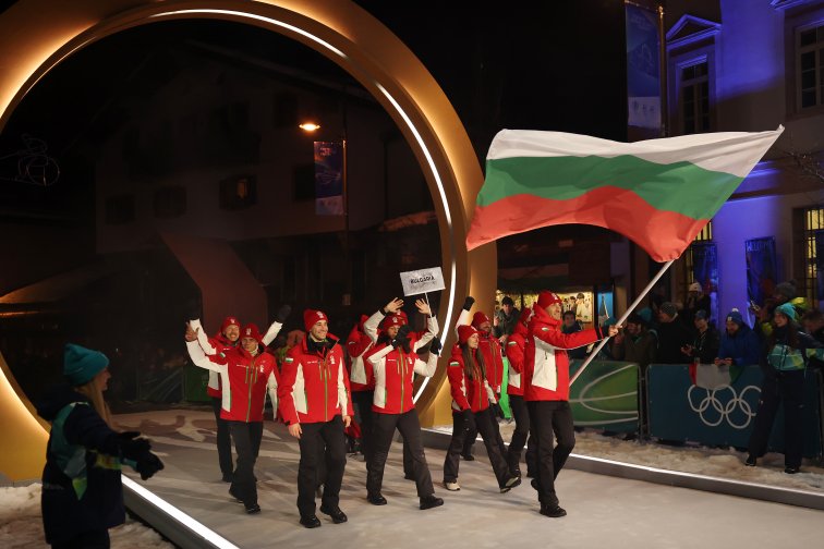 Българската делегация по време на церемонията на откриването на Зимните