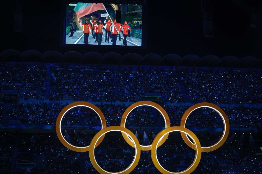 Александра Фейгин развя българския флаг в Милано а Владимир Илиев1