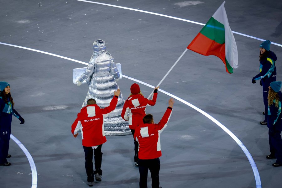 Александра Фейгин развя българския флаг в Милано а Владимир Илиев1