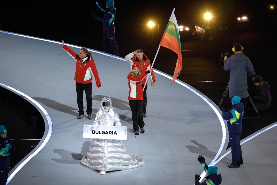 Александра Фейгин развя българския флаг в Милано а Владимир Илиев1