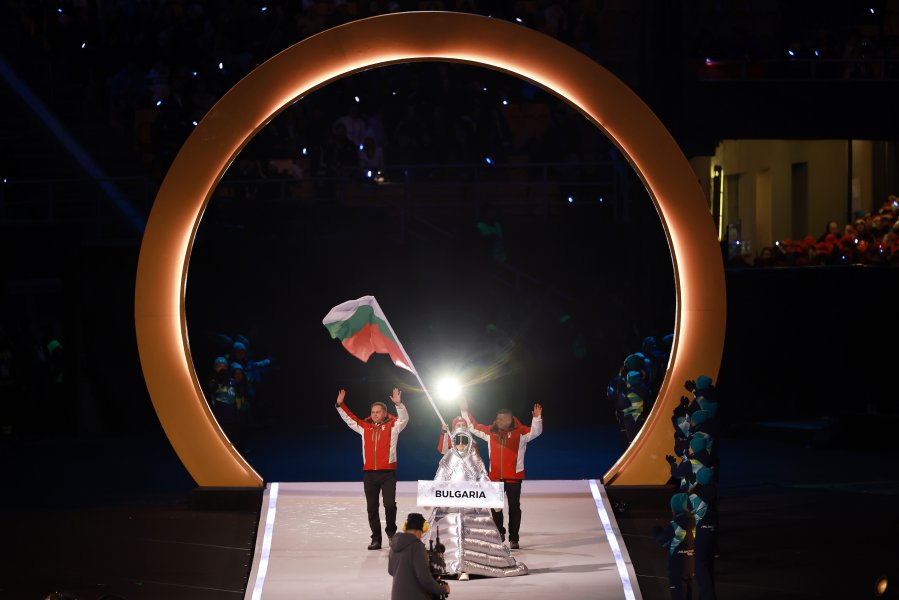 Българската делегация по време на церемонията на откриването на Зимните1