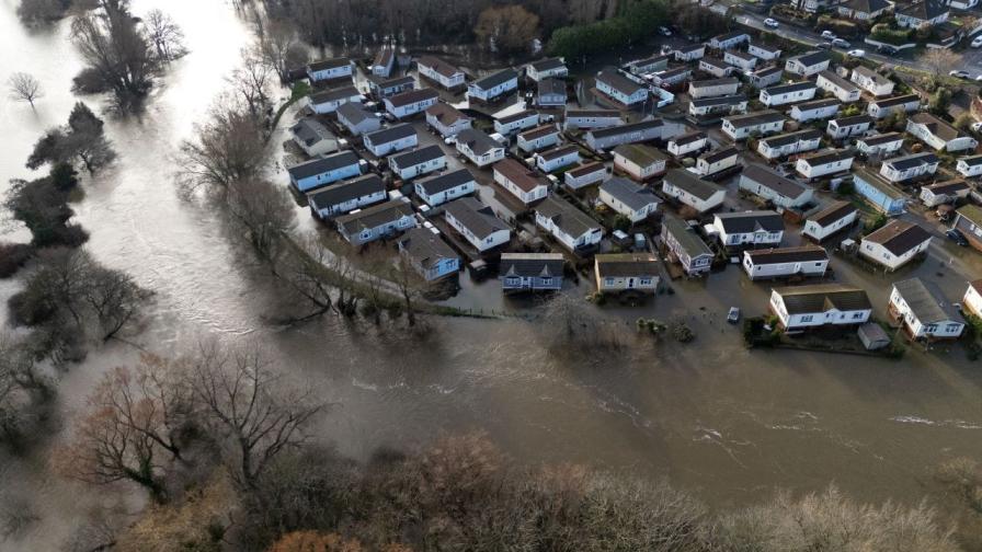 Предупреждения за наводнения и проливни валежи във Великобритания