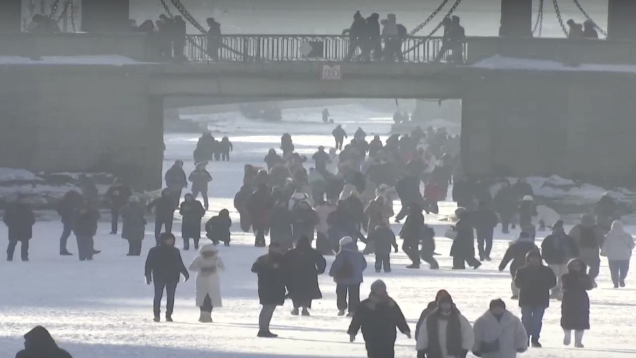 Ледена пързалка в каналите на Санкт Петербург