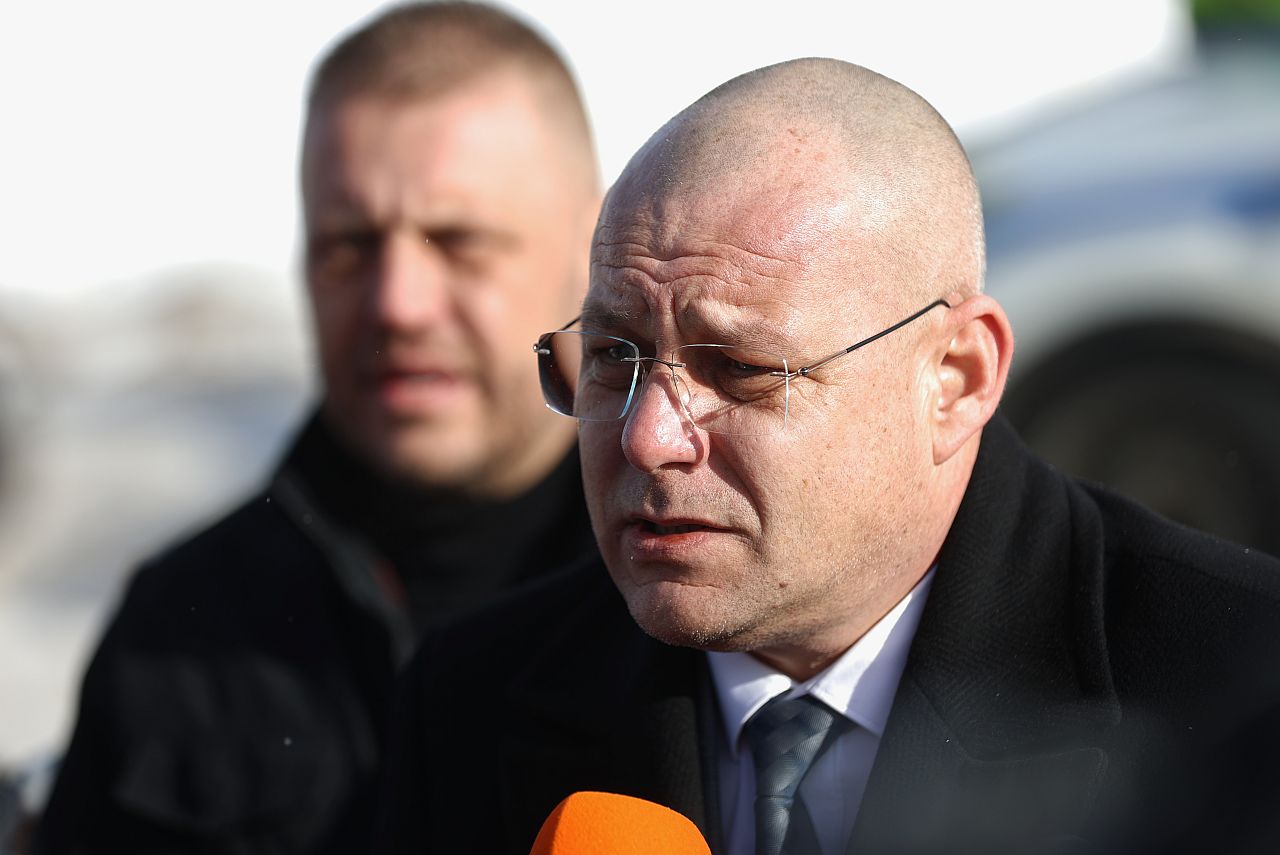 <p>Смъртта на трима мъже разтърси цяла България на 2 февруари. Телата им бяха намерени в хижа край прохода "Петрохан".&nbsp;На снимката: директорът на Главна дирекция &bdquo;Национална полиция&ldquo; Захари Васков дава брифинг пред медиите.</p>