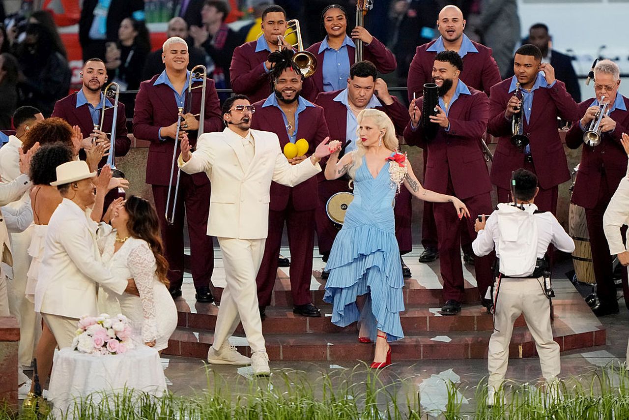 <p>Суперзвездата Bad Bunny оглави грандиозното шоу на полувремето на Apple Music Super Bowl LX, което се проведе на 8 февруари 2026 г. на стадион &bdquo;Ливайс&ldquo; в Санта Клара, Калифорния.&nbsp;Президентът на САЩ, Доналд Тръмп, разкритикува шоуто и каза, че е "е абсолютно ужасно"</p>