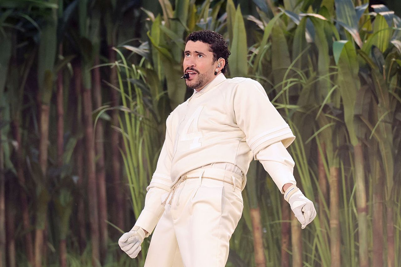 <p>Суперзвездата Bad Bunny оглави грандиозното шоу на полувремето на Apple Music Super Bowl LX, което се проведе на 8 февруари 2026 г. на стадион &bdquo;Ливайс&ldquo; в Санта Клара, Калифорния.&nbsp;Президентът на САЩ, Доналд Тръмп, разкритикува шоуто и каза, че е "е абсолютно ужасно"</p>