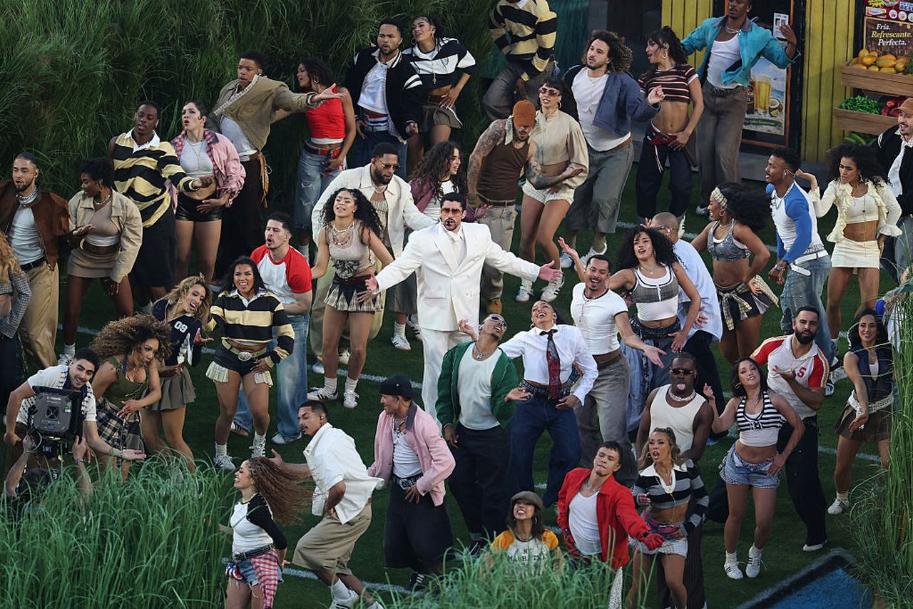 <p>Суперзвездата Bad Bunny оглави грандиозното шоу на полувремето на Apple Music Super Bowl LX, което се проведе на 8 февруари 2026 г. на стадион &bdquo;Ливайс&ldquo; в Санта Клара, Калифорния.&nbsp;Президентът на САЩ, Доналд Тръмп, разкритикува шоуто и каза, че е "е абсолютно ужасно"</p>