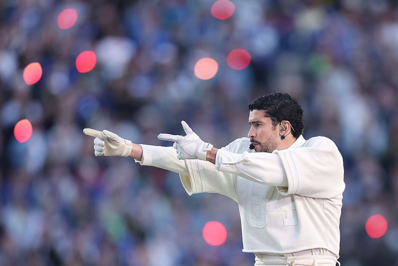 <p>Суперзвездата Bad Bunny оглави грандиозното шоу на полувремето на Apple Music Super Bowl LX, което се проведе на 8 февруари 2026 г. на стадион &bdquo;Ливайс&ldquo; в Санта Клара, Калифорния.&nbsp;Президентът на САЩ, Доналд Тръмп, разкритикува шоуто и каза, че е "е абсолютно ужасно"</p>