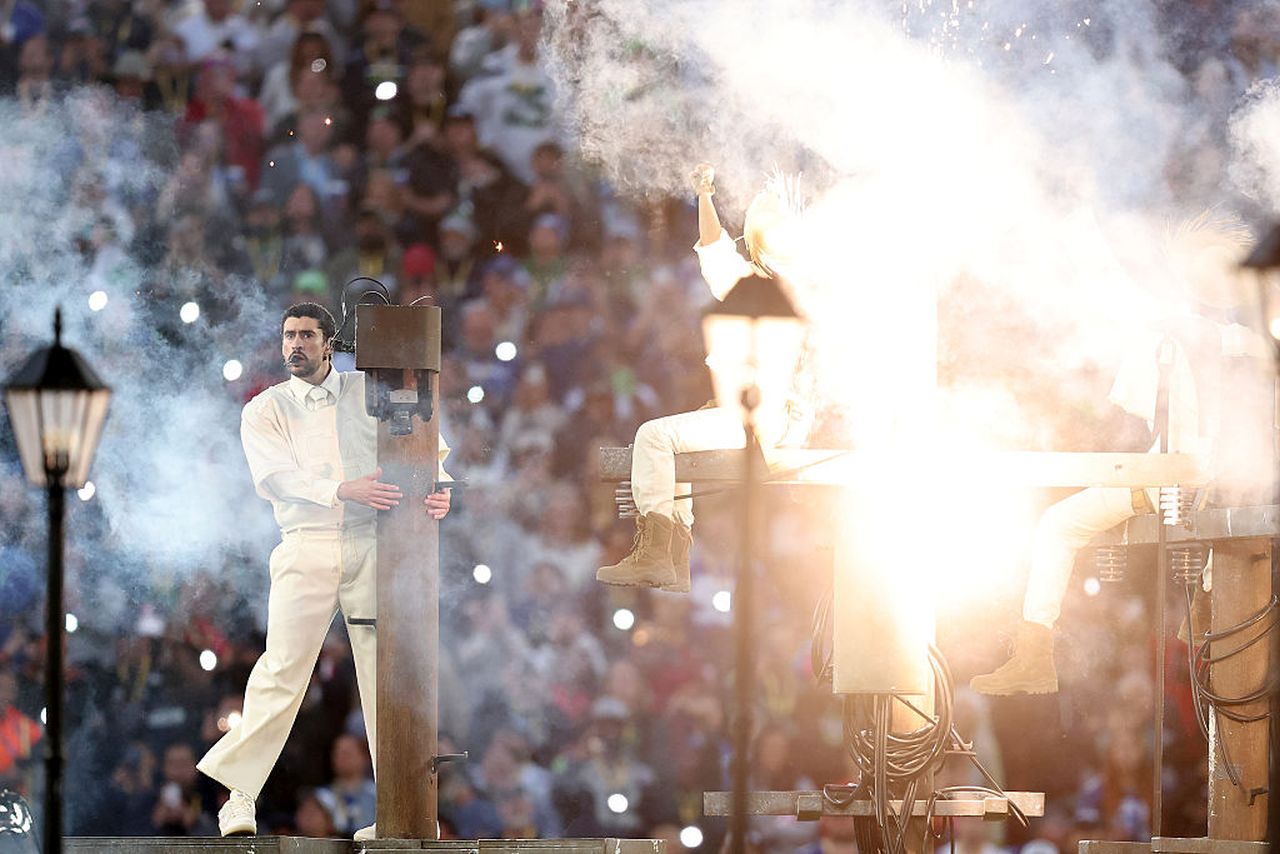 <p>Суперзвездата Bad Bunny оглави грандиозното шоу на полувремето на Apple Music Super Bowl LX, което се проведе на 8 февруари 2026 г. на стадион &bdquo;Ливайс&ldquo; в Санта Клара, Калифорния.&nbsp;Президентът на САЩ, Доналд Тръмп, разкритикува шоуто и каза, че е "е абсолютно ужасно"</p>