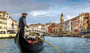 Туристическо корабче и гондоли се удариха във Венеция, осем души са ранени