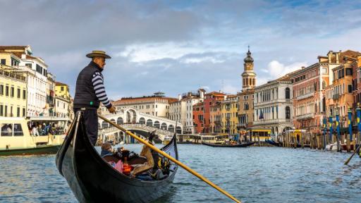Туристическо корабче и гондоли се удариха във Венеция, осем души са ранени