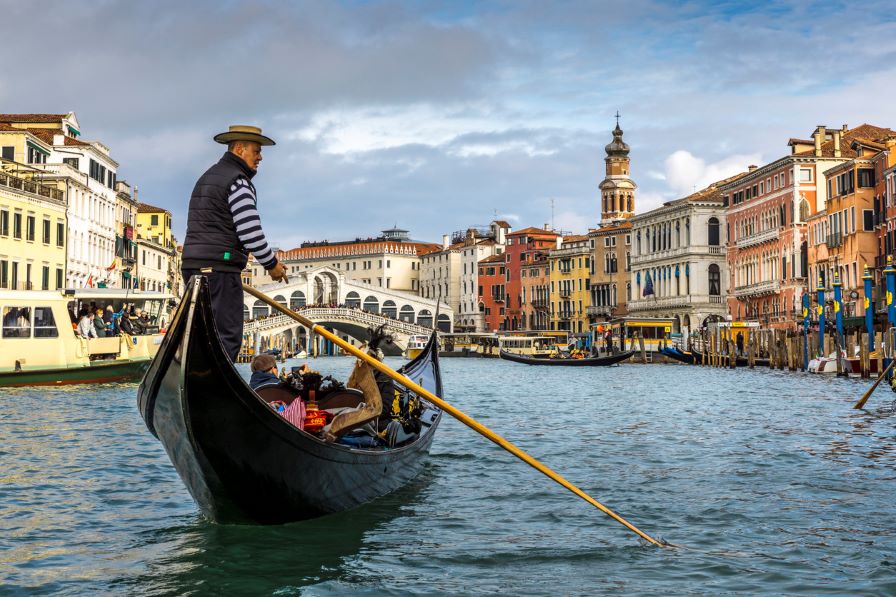 Туристическо корабче и гондоли се удариха във Венеция, осем души са ранени