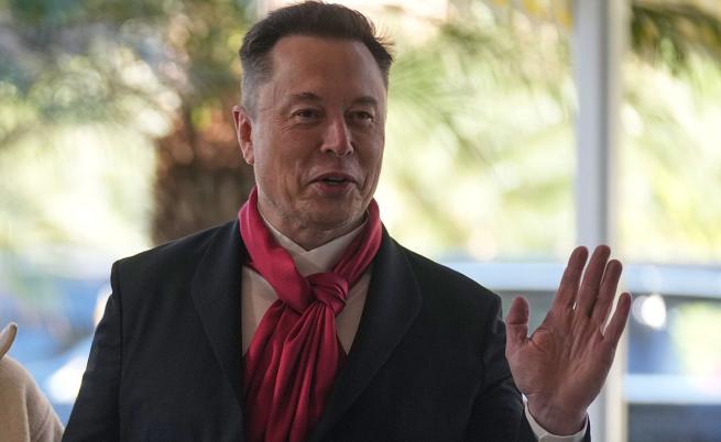 Град на Луната преди Марс: Илон Мъск пренарежда космическите си амбиции