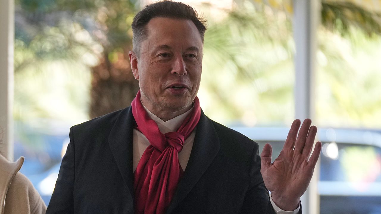 Град на Луната преди Марс: Илон Мъск пренарежда космическите си амбиции