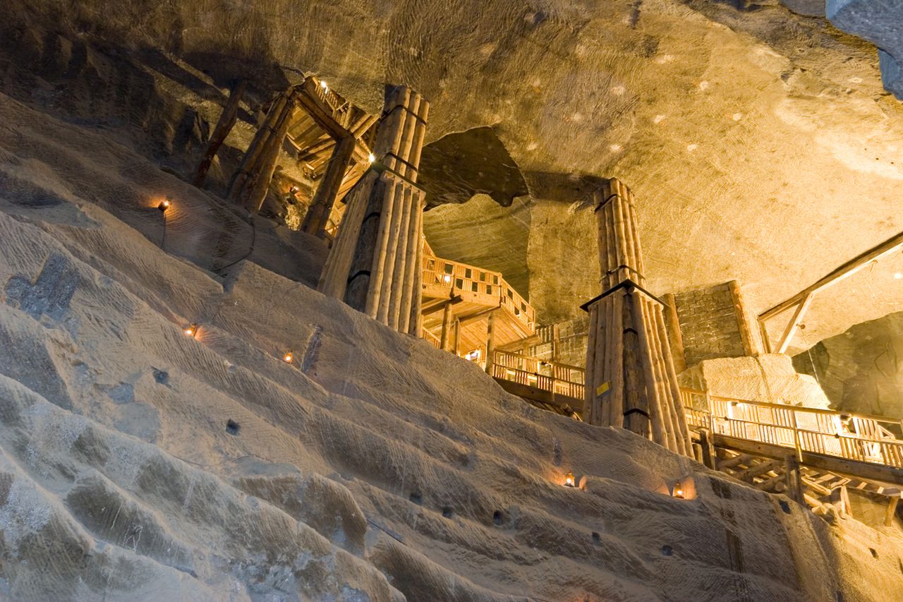 <p>Разходка в &bdquo;Солния град&ldquo; &ndash; мината Величка, която крие катедрали под земята</p>