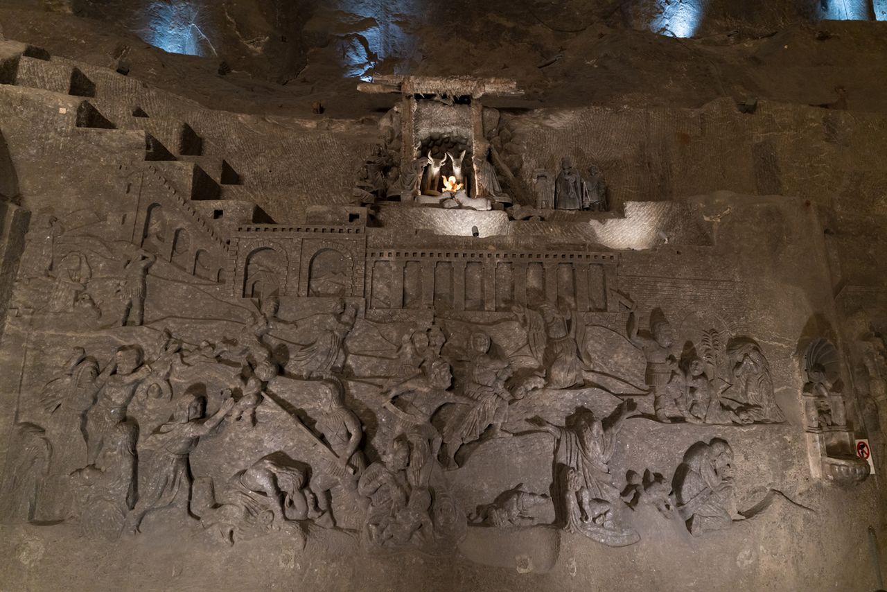 <p>Разходка в &bdquo;Солния град&ldquo; &ndash; мината Величка, която крие катедрали под земята</p>