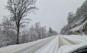 Заради обилен снеговалеж: Автомобили закъсаха по пътя към Пампорово