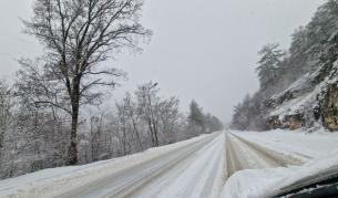 Заради обилен снеговалеж: Автомобили закъсаха по пътя към Пампорово