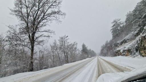 Заради обилен снеговалеж: Автомобили закъсаха по пътя към Пампорово