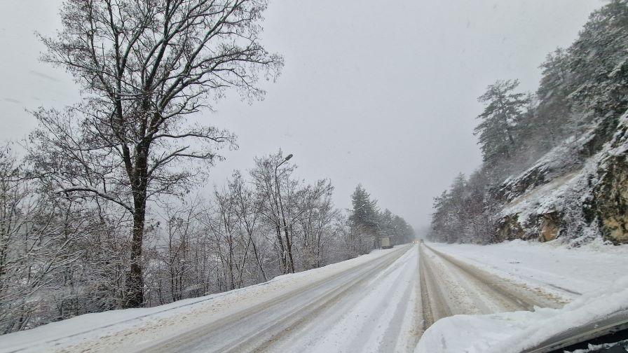 Заради обилен снеговалеж: Автомобили закъсаха по пътя към Пампорово