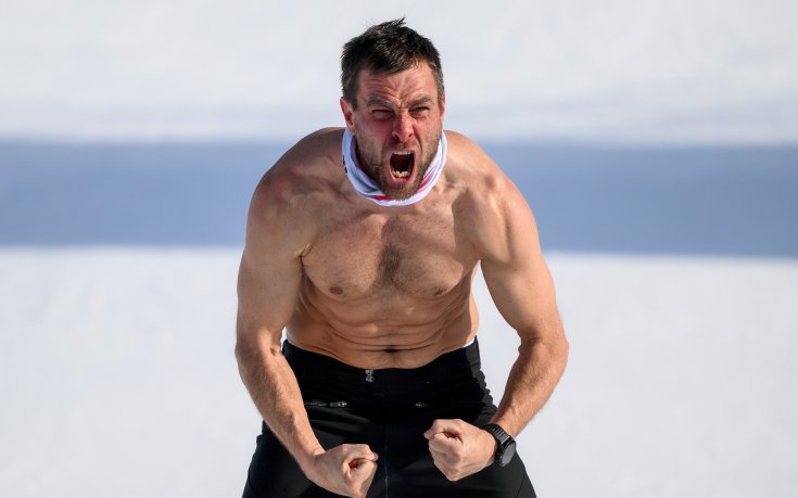 Олимпийски шампион се съблече и се метна върху снега