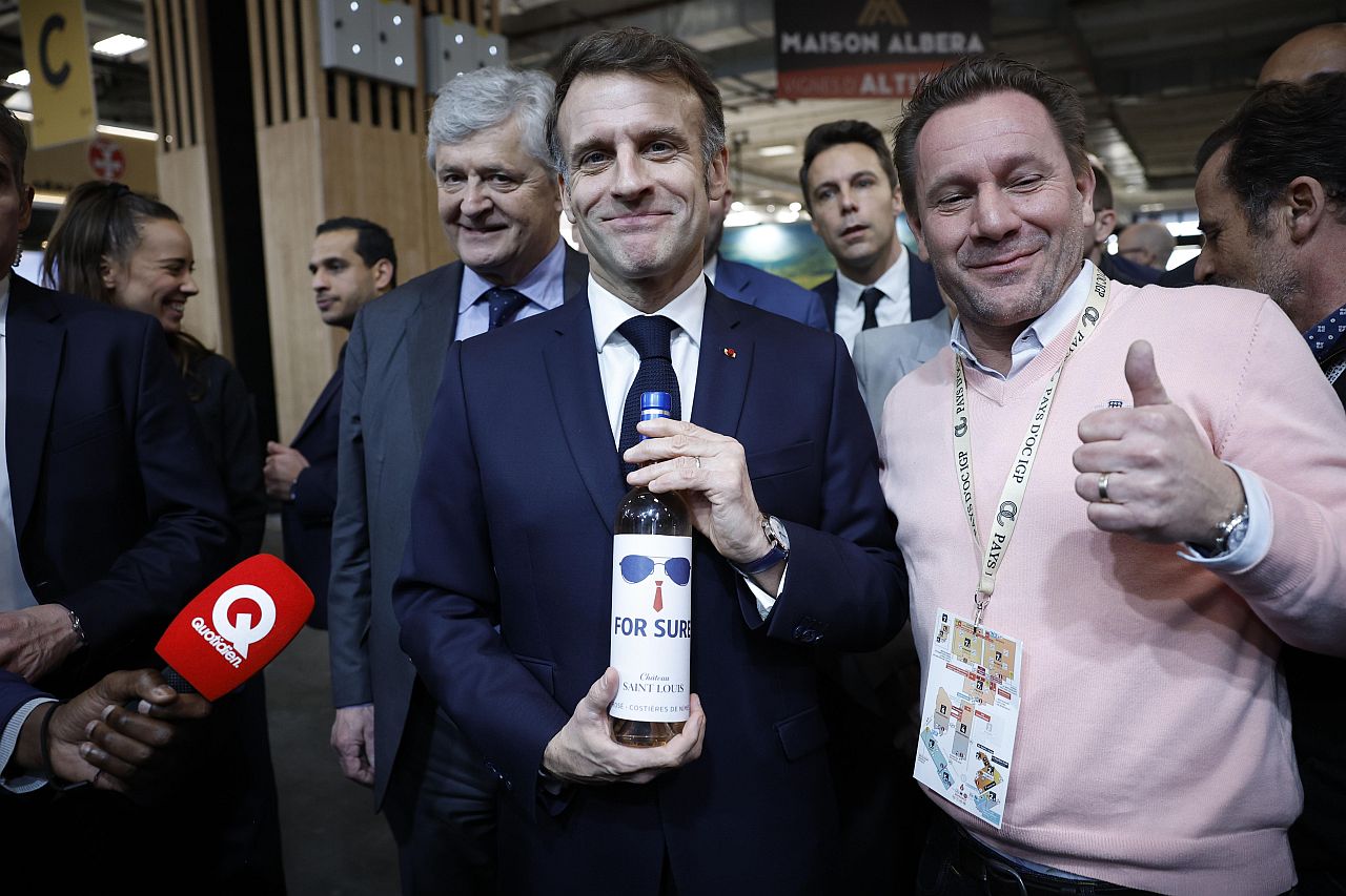 <p>Този понеделник (9 февруари) президентът на Франция откри изложението Wine Paris в изложбения парк. Производител изненада Макрон с бутилка розе, на чийто етикет с главни букви пише: &bdquo;FOR SURE&ldquo;, придружено от илюстрация, изобразяваща емблематичните очила на президента и червена вратовръзка.</p>