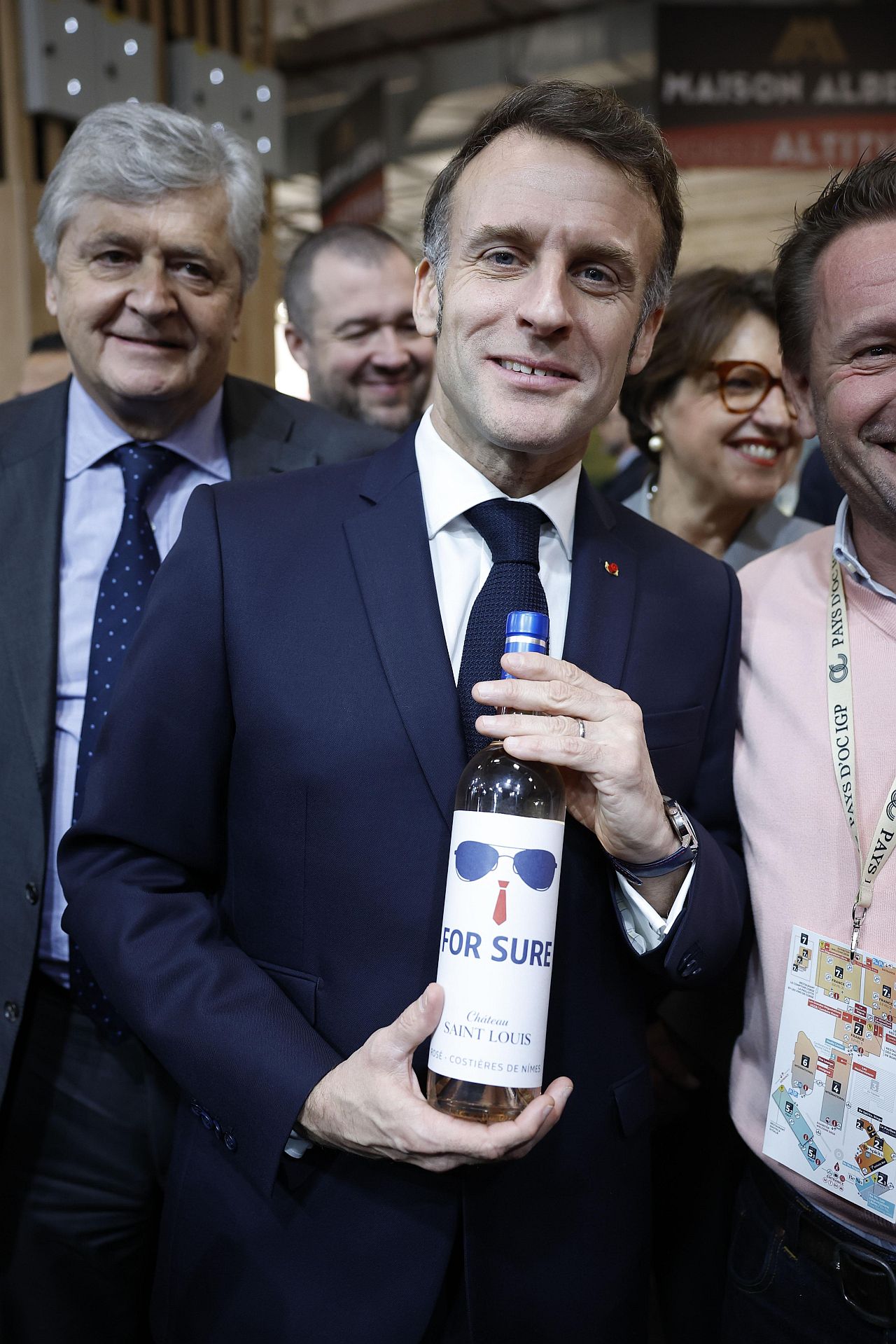 <p>Този понеделник (9 февруари) президентът на Франция откри изложението Wine Paris в изложбения парк. Производител изненада Макрон с бутилка розе, на чийто етикет с главни букви пише: &bdquo;FOR SURE&ldquo;, придружено от илюстрация, изобразяваща емблематичните очила на президента и червена вратовръзка.</p>