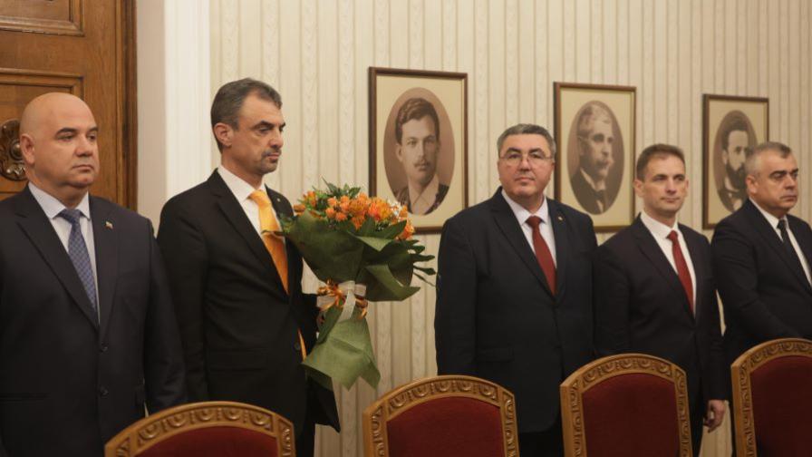 С букет цветя: АПС на консултации при...