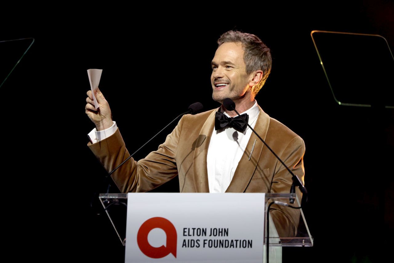 <p><strong>Нийл Патрик Харис (Барни Стинсън)</strong>- След почти десет сезона в ролята на Барни Стинсън Нийл Патрик Харис продължи да бъде сред най-търсените актьори. Той участва във филмите &bdquo;Милион начина да умреш на Запад&ldquo;, &bdquo;Изчезналата&ldquo; и &bdquo;Матрицата: Възкресението&ldquo;. Най-аплодираната му телевизионна роля е тази на Граф Олаф в &bdquo;Серия от злополучни събития&ldquo; на Netflix. По-късно се включи и в минисериала &bdquo;Това е грях&ldquo;, както и с участия в &bdquo;Американска история на ужасите&ldquo; и &bdquo;Доктор Кой&ldquo;. Харис повтори ролята си на Барни и в два епизода на &bdquo;Как се запознах с баща ви&ldquo;. Актьорът е женен за Дейвид Бъртка от 2014 г. Двамата имат близнаци &ndash; Харпър и Гидиън.</p>