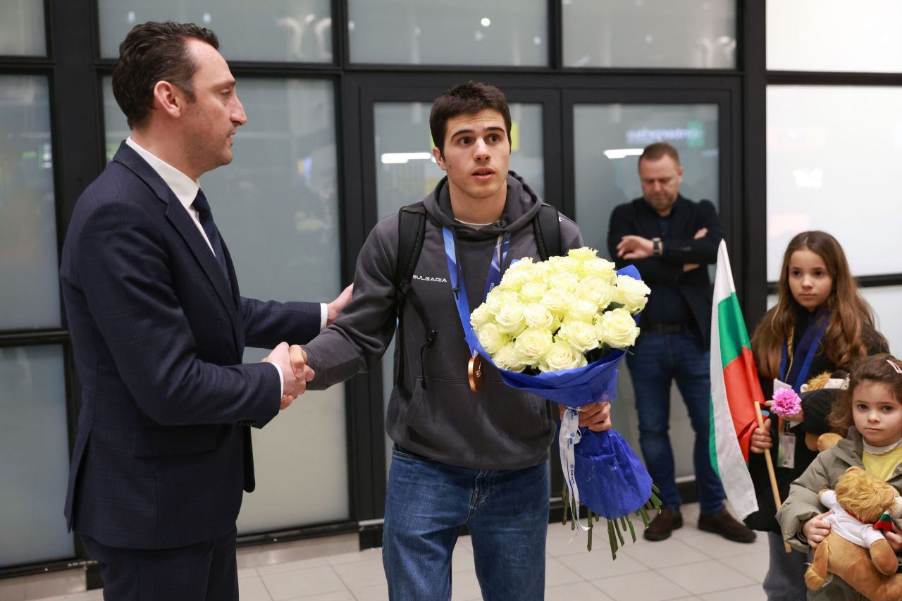 <p>Бронзовият медалист от Олимпиадата в Милано-Кортина - Тервел Замфиров, се прибра на родна земя</p>